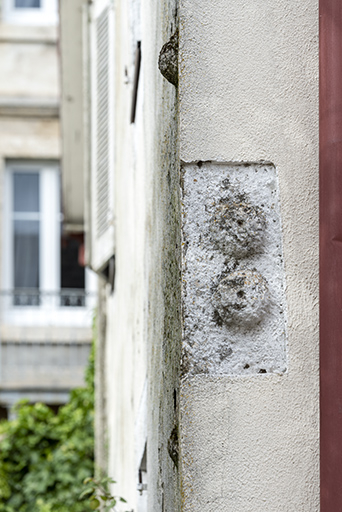Bâtiment de 1723, façade antérieure : boules apotropaïques. © Sonia Dourlot / Région Bourgogne-Franche-Comté, Inventaire du patrimoine - 2019 Bâtiment de 1723, façade antérieure : boules apotropaïques. © Sonia Dourlot / Région Bourgogne-Franche-Comté, Inventaire du patrimoine - 2019