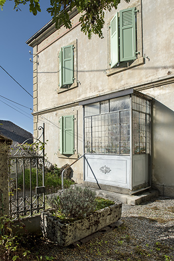 Logement Hugoniot : véranda est, de trois quarts. © Sonia Dourlot / Région Bourgogne-Franche-Comté, Inventaire du patrimoine - 2019 Logement Hugoniot : véranda est, de trois quarts. © Sonia Dourlot / Région Bourgogne-Franche-Comté, Inventaire du patrimoine - 2019
