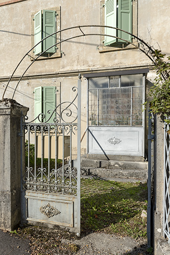 Logement Hugoniot : véranda est, depuis l'entrée. © Sonia Dourlot / Région Bourgogne-Franche-Comté, Inventaire du patrimoine - 2019 Logement Hugoniot : véranda est, depuis l'entrée. © Sonia Dourlot / Région Bourgogne-Franche-Comté, Inventaire du patrimoine - 2019