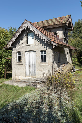 Pigeonnier : façade antérieure, de trois quarts droite. © Sonia Dourlot / Région Bourgogne-Franche-Comté, Inventaire du patrimoine - 2019 Pigeonnier : façade antérieure, de trois quarts droite. © Sonia Dourlot / Région Bourgogne-Franche-Comté, Inventaire du patrimoine - 2019