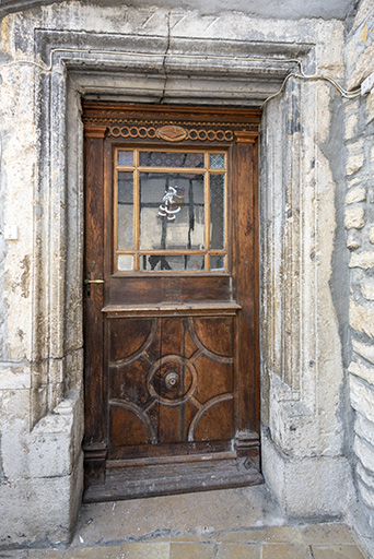 Façade sur la Grande Rue : baie dans la véranda, à encadrement mouluré et portant la date 1777. © Sonia Dourlot / Région Bourgogne-Franche-Comté, Inventaire du patrimoine - 2019 Façade sur la Grande Rue : baie dans la véranda, à encadrement mouluré et portant la date 1777. © Sonia Dourlot / Région Bourgogne-Franche-Comté, Inventaire du patrimoine - 2019