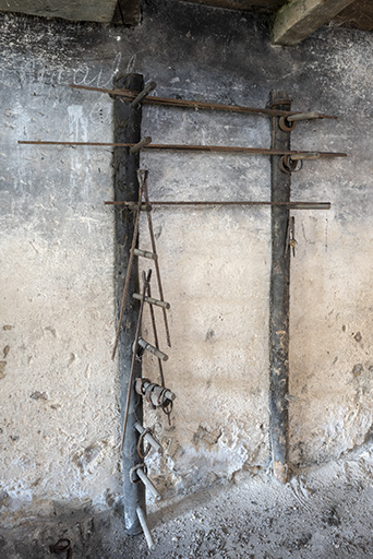 Forge : ratelier servant au stockage des barres de fer. © Sonia Dourlot / Région Bourgogne-Franche-Comté, Inventaire du patrimoine - 2019 Forge : ratelier servant au stockage des barres de fer. © Sonia Dourlot / Région Bourgogne-Franche-Comté, Inventaire du patrimoine - 2019