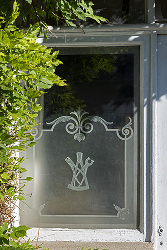 Bâtiment au 8 Grande Rue : fenêtre ornée d'un dessin de pinces gravé sur le verre. © Sonia Dourlot / Région Bourgogne-Franche-Comté, Inventaire du patrimoine - 2019 Bâtiment au 8 Grande Rue : fenêtre ornée d'un dessin de pinces gravé sur le verre. © Sonia Dourlot / Région Bourgogne-Franche-Comté, Inventaire du patrimoine - 2019