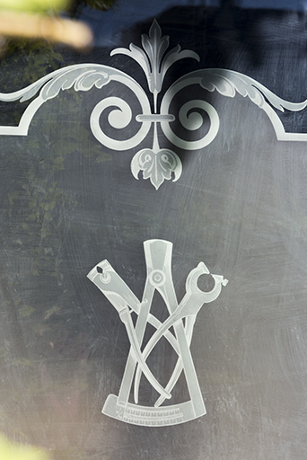 Bâtiment au 8 Grande Rue : pinces gravées sur verre. © Sonia Dourlot / Région Bourgogne-Franche-Comté, Inventaire du patrimoine - 2019 Bâtiment au 8 Grande Rue : pinces gravées sur verre. © Sonia Dourlot / Région Bourgogne-Franche-Comté, Inventaire du patrimoine - 2019
