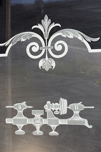 Bâtiment au 8 Grande Rue : tour d'horloger gravé sur verre. © Sonia Dourlot / Région Bourgogne-Franche-Comté, Inventaire du patrimoine - 2019 Bâtiment au 8 Grande Rue : tour d'horloger gravé sur verre. © Sonia Dourlot / Région Bourgogne-Franche-Comté, Inventaire du patrimoine - 2019