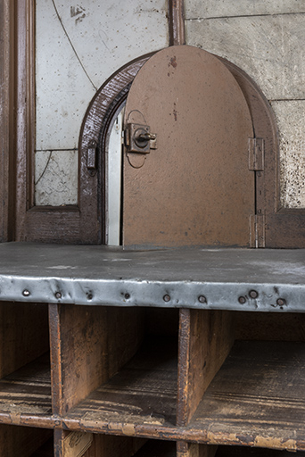Bâtiment au 2 rue du Chêne, étage de soubassement (magasin industriel) : guichet pour la paie des artisans (détail). © Sonia Dourlot / Région Bourgogne-Franche-Comté, Inventaire du patrimoine - 2019 Bâtiment au 2 rue du Chêne, étage de soubassement (magasin industriel) : guichet pour la paie des artisans (détail). © Sonia Dourlot / Région Bourgogne-Franche-Comté, Inventaire du patrimoine - 2019