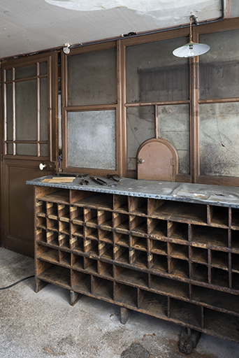 Bâtiment au 2 rue du Chêne, étage de soubassement (magasin industriel) : guichet pour la paie des artisans, de trois quarts. © Sonia Dourlot / Région Bourgogne-Franche-Comté, Inventaire du patrimoine - 2019 Bâtiment au 2 rue du Chêne, étage de soubassement (magasin industriel) : guichet pour la paie des artisans, de trois quarts. © Sonia Dourlot / Région Bourgogne-Franche-Comté, Inventaire du patrimoine - 2019