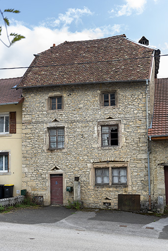 Maison : façade antérieure, de trois quarts droite. © Sonia Dourlot / Région Bourgogne-Franche-Comté, Inventaire du patrimoine - 2019