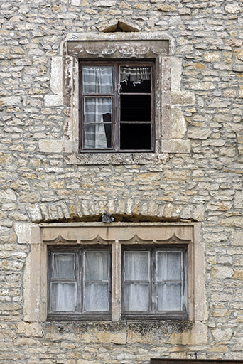 Maison, façade antérieure : fenêtres à meneau et arcs en accolade. © Sonia Dourlot / Région Bourgogne-Franche-Comté, Inventaire du patrimoine - 2019