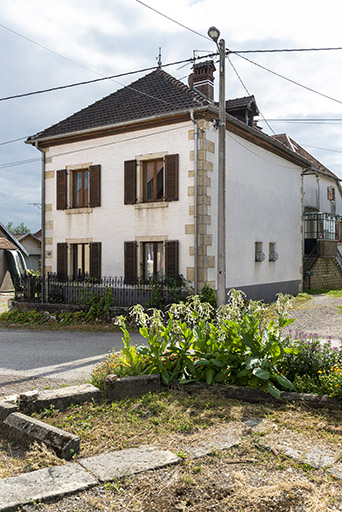 Maison de 1853, de trois quarts droite. © Sonia Dourlot / Région Bourgogne-Franche-Comté, Inventaire du patrimoine - 2019 Maison de 1853, de trois quarts droite. © Sonia Dourlot / Région Bourgogne-Franche-Comté, Inventaire du patrimoine - 2019