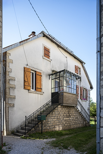 Grange : façade latérale droite, avec accès aux logements à l'étage. © Sonia Dourlot / Région Bourgogne-Franche-Comté, Inventaire du patrimoine - 2019 Grange : façade latérale droite, avec accès aux logements à l'étage. © Sonia Dourlot / Région Bourgogne-Franche-Comté, Inventaire du patrimoine - 2019