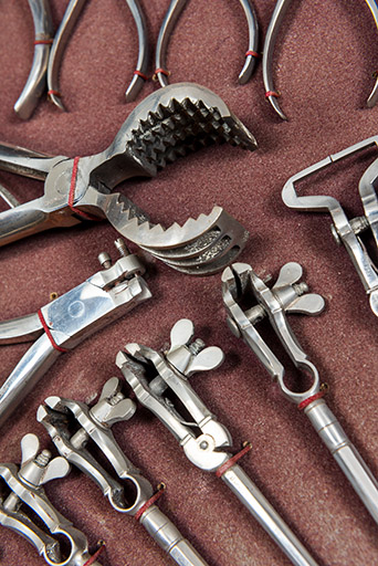 Meuble d'exposition Hugoniot-Tissot : pinces et étaux à main. © Sonia Dourlot / Région Bourgogne-Franche-Comté, Inventaire du patrimoine - 2019