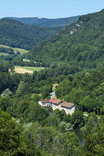 Vue d'ensemble plongeante, depuis le sud-est. © Sonia Dourlot / Région Bourgogne-Franche-Comté, Inventaire du patrimoine - 2019 Vue d'ensemble plongeante, depuis le sud-est. © Sonia Dourlot / Région Bourgogne-Franche-Comté, Inventaire du patrimoine - 2019