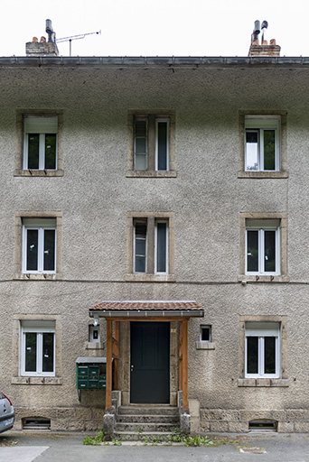 Immeuble, façade antérieure : entrée du n° 10. © Sonia Dourlot / Région Bourgogne-Franche-Comté, Inventaire du patrimoine - 2019 Immeuble, façade antérieure : entrée du n° 10. © Sonia Dourlot / Région Bourgogne-Franche-Comté, Inventaire du patrimoine - 2019
