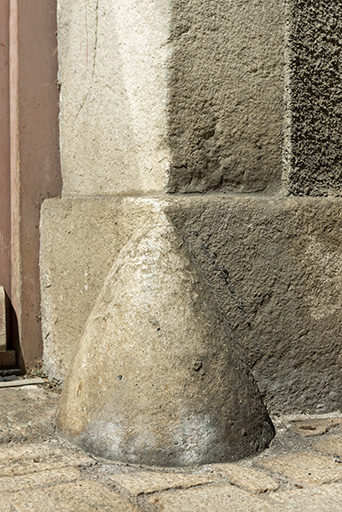 Immeuble 2 rue Jacques Courtois : chasse-roue. © Sonia Dourlot / Région Bourgogne-Franche-Comté, Inventaire du patrimoine - 2019