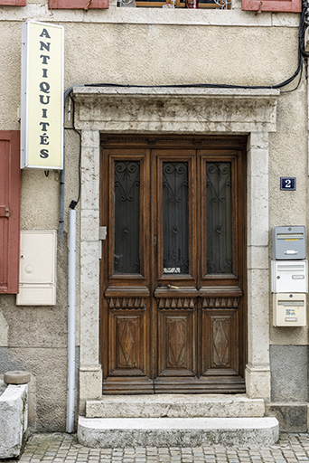Immeuble 2 rue Jacques Courtois : entrée. © Sonia Dourlot / Région Bourgogne-Franche-Comté, Inventaire du patrimoine - 2019