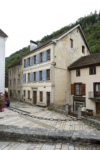 Immeuble 3 place du Chapître : façades antérieure et latérale droite. © Sonia Dourlot / Région Bourgogne-Franche-Comté, Inventaire du patrimoine - 2019