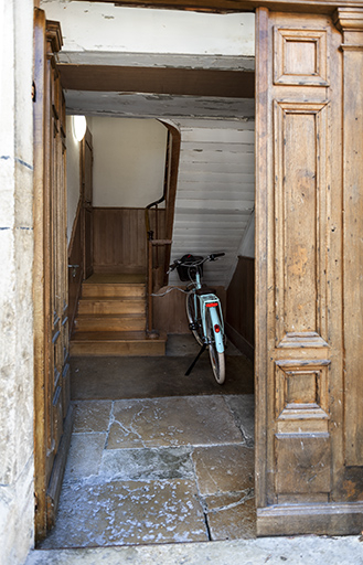 Immeuble 3 place du Chapître, façade antérieure : vestibule et escalier. © Sonia Dourlot / Région Bourgogne-Franche-Comté, Inventaire du patrimoine - 2019