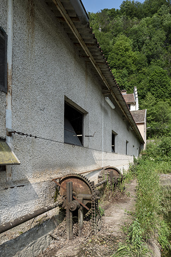Entrepôt industriel, façade postérieure : prise d'eau, vue en enfilade. © Sonia Dourlot / Région Bourgogne-Franche-Comté, Inventaire du patrimoine - 2019
