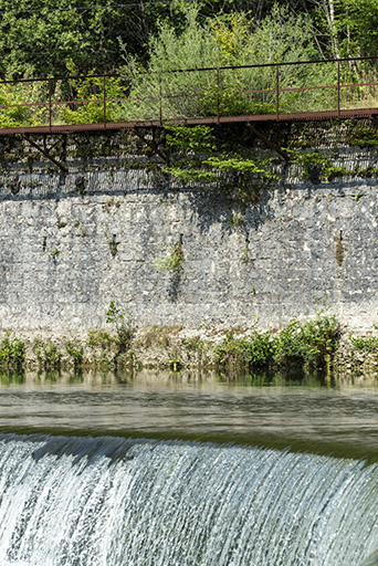 Canal d'amenée et ancien mur de soutènement de la voie ferrée et du parc aux fers. © Sonia Dourlot / Région Bourgogne-Franche-Comté, Inventaire du patrimoine - 2019