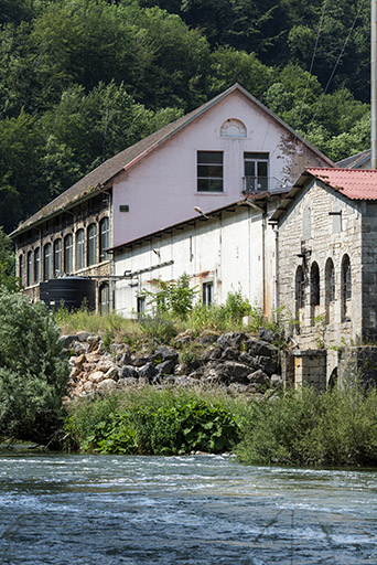 Magasin industriel et atelier de fabrication (ancienne tréfilerie) : façade postérieure. A droite, la façade latérale du bâtiment d'eau. © Sonia Dourlot / Région Bourgogne-Franche-Comté, Inventaire du patrimoine - 2019