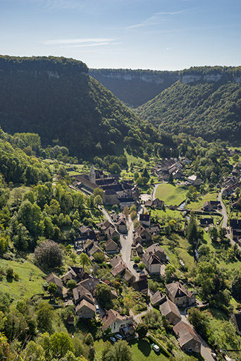 Vue d'ensemble de l'abbaye et du village depuis Granges-sur-Baume. © Jérôme Mongreville / Région Bourgogne-Franche-Comté, Inventaire du patrimoine - 2019