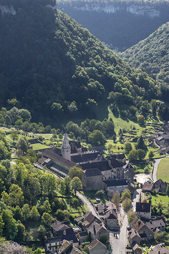 Vue d'ensemble de l'abbaye et du village depuis Granges-sur-Baume. © Jérôme Mongreville / Région Bourgogne-Franche-Comté, Inventaire du patrimoine - 2019