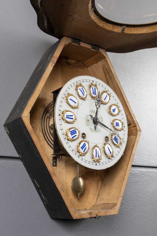 Premier cartel, ouvert, vu de trois quarts gauche. Le gong et le pendule sont visibles. © Sonia Dourlot / Région Bourgogne-Franche-Comté, Inventaire du patrimoine - 2019 Premier cartel, ouvert, vu de trois quarts gauche. Le gong et le pendule sont visibles. © Sonia Dourlot / Région Bourgogne-Franche-Comté, Inventaire du patrimoine - 2019
