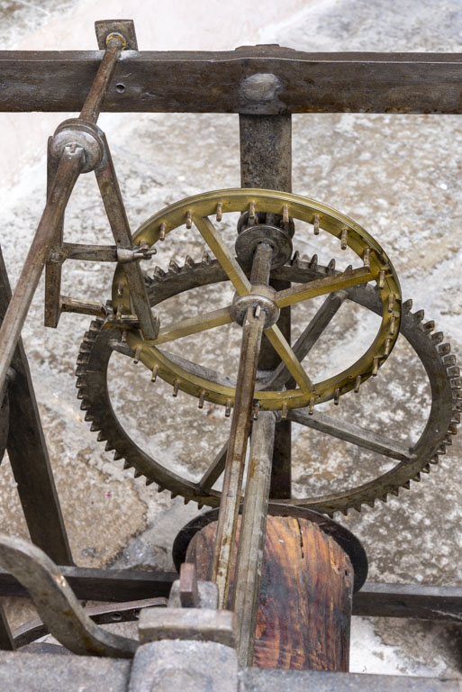 Corps avant droit (partage du temps) : échappement à chevilles, vu en plongée. La roue d'échappement (en laiton) est munie de chevilles qui interagissent avec l'ancre à gauche. © Sonia Dourlot / Région Bourgogne-Franche-Comté, Inventaire du patrimoine - 2019 Corps avant droit (partage du temps) : échappement à chevilles, vu en plongée. La roue d'échappement (en laiton) est munie de chevilles qui interagissent avec l'ancre à gauche. © Sonia Dourlot / Région Bourgogne-Franche-Comté, Inventaire du patrimoine - 2019