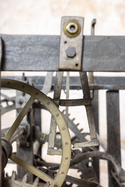 Echappement à chevilles : roue d'échappement au premier plan, en avant de l'ancre. © Sonia Dourlot / Région Bourgogne-Franche-Comté, Inventaire du patrimoine - 2019 Echappement à chevilles : roue d'échappement au premier plan, en avant de l'ancre. © Sonia Dourlot / Région Bourgogne-Franche-Comté, Inventaire du patrimoine - 2019
