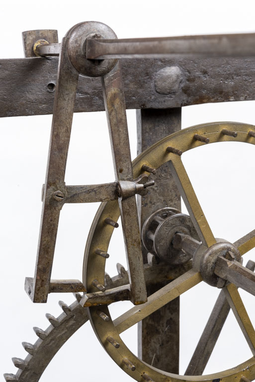 Echappement à chevilles : ancre et roue d'échappement. © Sonia Dourlot / Région Bourgogne-Franche-Comté, Inventaire du patrimoine - 2019 Echappement à chevilles : ancre et roue d'échappement. © Sonia Dourlot / Région Bourgogne-Franche-Comté, Inventaire du patrimoine - 2019