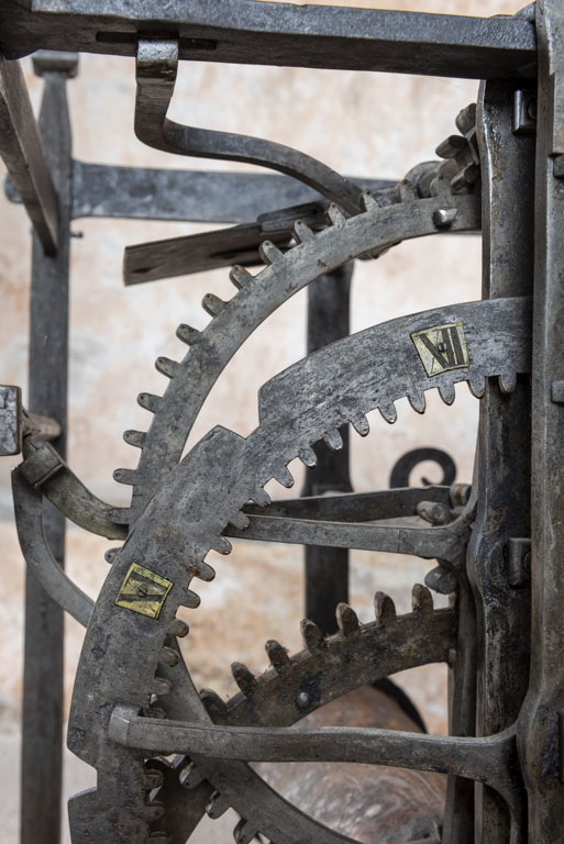 Corps avant gauche (sonnerie des heures) : détail de la roue de compte. © Sonia Dourlot / Région Bourgogne-Franche-Comté, Inventaire du patrimoine - 2019 Corps avant gauche (sonnerie des heures) : détail de la roue de compte. © Sonia Dourlot / Région Bourgogne-Franche-Comté, Inventaire du patrimoine - 2019
