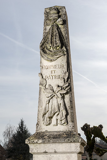 Vue depuis le nord, détail, plaque portant l'inscription "honneur et patrie" ornée de branches de chêne sur un fond orné d'un drapeau à franges et cravate.  © Jérôme Mongreville / Région Bourgogne-Franche-Comté, Inventaire du patrimoine - 2019 Vue depuis le nord, détail, plaque portant l'inscription "honneur et patrie" ornée de branches de chêne sur un fond orné d'un drapeau à franges et cravate.  © Jérôme Mongreville / Région Bourgogne-Franche-Comté, Inventaire du patrimoine - 2019
