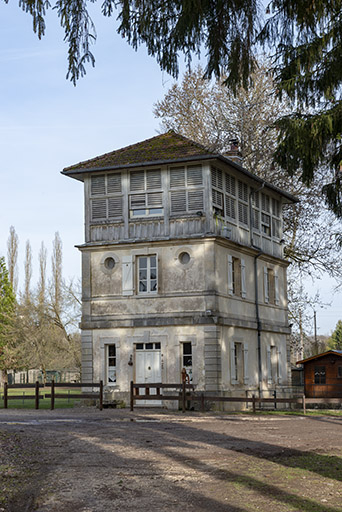Façade sud-est et façade sud-ouest. © Jérôme Mongreville / Région Bourgogne-Franche-Comté, Inventaire du patrimoine - 2019 Façade sud-est et façade sud-ouest. © Jérôme Mongreville / Région Bourgogne-Franche-Comté, Inventaire du patrimoine - 2019
