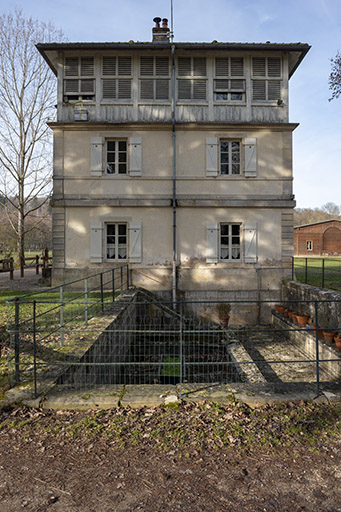 Façade sud-ouest avec le lavoir. © Jérôme Mongreville / Région Bourgogne-Franche-Comté, Inventaire du patrimoine - 2019 Façade sud-ouest avec le lavoir. © Jérôme Mongreville / Région Bourgogne-Franche-Comté, Inventaire du patrimoine - 2019