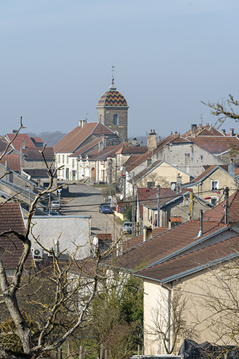 Vue du village depuis l'est. Rue du jardiney.  © Sonia Dourlot / Région Bourgogne-Franche-Comté, Inventaire du patrimoine - 2019 Vue du village depuis l'est. Rue du jardiney.  © Sonia Dourlot / Région Bourgogne-Franche-Comté, Inventaire du patrimoine - 2019