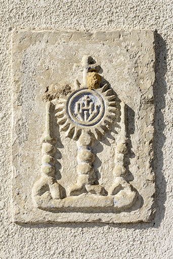 Relief eucharistique remployé sur la façade de la maison 6 rue du Treuil. © Sonia Dourlot / Région Bourgogne-Franche-Comté, Inventaire du patrimoine - 2019 Relief eucharistique remployé sur la façade de la maison 6 rue du Treuil. © Sonia Dourlot / Région Bourgogne-Franche-Comté, Inventaire du patrimoine - 2019