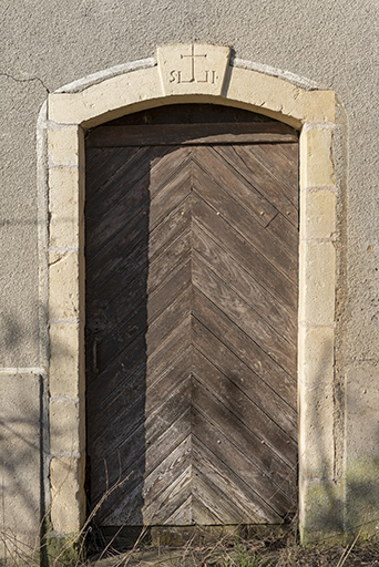 Porte d'entrée ornée d'une clé portant inscription dans le linteau. (Détail de la maison 2 rue du Château) © Sonia Dourlot / Région Bourgogne-Franche-Comté, Inventaire du patrimoine - 2019 Porte d'entrée ornée d'une clé portant inscription dans le linteau. (Détail de la maison 2 rue du Château) © Sonia Dourlot / Région Bourgogne-Franche-Comté, Inventaire du patrimoine - 2019