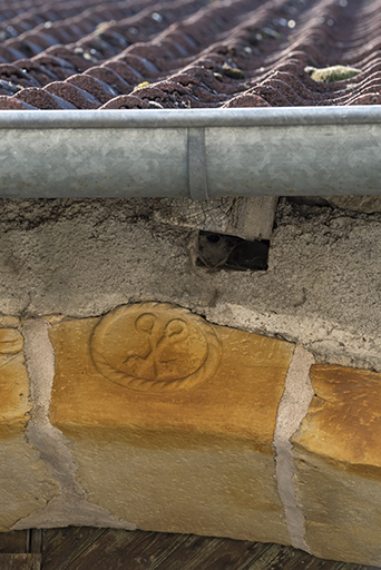 Détail de linteau portant un symbole à deux clés, sur la porte de grange ( 2 rue du Château) © Sonia Dourlot / Région Bourgogne-Franche-Comté, Inventaire du patrimoine - 2019 Détail de linteau portant un symbole à deux clés, sur la porte de grange ( 2 rue du Château) © Sonia Dourlot / Région Bourgogne-Franche-Comté, Inventaire du patrimoine - 2019