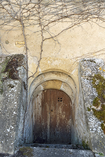 Entrée de cellier à arc en plein cintre, à ressauts formé de trois rouleaux.  © Sonia Dourlot / Région Bourgogne-Franche-Comté, Inventaire du patrimoine - 2019 Entrée de cellier à arc en plein cintre, à ressauts formé de trois rouleaux.  © Sonia Dourlot / Région Bourgogne-Franche-Comté, Inventaire du patrimoine - 2019
