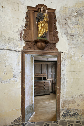 Depuis l'église, vue sur la sacristie. Vierge à l'enfant en couronnement de la porte. © Sonia Dourlot / Région Bourgogne-Franche-Comté, Inventaire du patrimoine - 2019 Depuis l'église, vue sur la sacristie. Vierge à l'enfant en couronnement de la porte. © Sonia Dourlot / Région Bourgogne-Franche-Comté, Inventaire du patrimoine - 2019