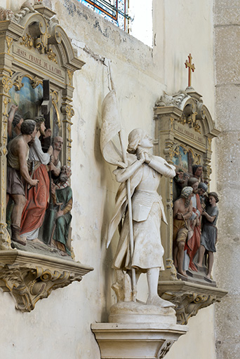 Vue de trois-quart de deux des stations du chemin de croix et d'une sculpture de Jeanne d'Arc. © Sonia Dourlot / Région Bourgogne-Franche-Comté, Inventaire du patrimoine - 2019 Vue de trois-quart de deux des stations du chemin de croix et d'une sculpture de Jeanne d'Arc. © Sonia Dourlot / Région Bourgogne-Franche-Comté, Inventaire du patrimoine - 2019