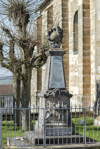 Vue rapprochée de face du monument aux morts.  © Sonia Dourlot / Région Bourgogne-Franche-Comté, Inventaire du patrimoine - 2019 Vue rapprochée de face du monument aux morts.  © Sonia Dourlot / Région Bourgogne-Franche-Comté, Inventaire du patrimoine - 2019