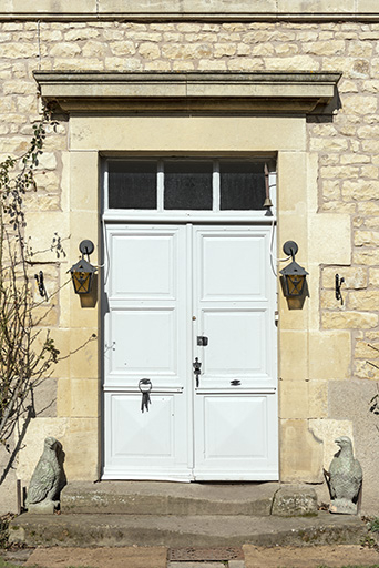 Vue de détail de la porte d'entrée sur la façade antérieure.  © Sonia Dourlot / Région Bourgogne-Franche-Comté, Inventaire du patrimoine - 2019 Vue de détail de la porte d'entrée sur la façade antérieure.  © Sonia Dourlot / Région Bourgogne-Franche-Comté, Inventaire du patrimoine - 2019