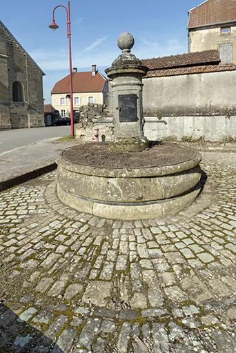 Ancienne fontaine remployée. (au nord-ouest de l'hôtel de ville) Vue du sud-est. © Sonia Dourlot / Région Bourgogne-Franche-Comté, Inventaire du patrimoine - 2019 Ancienne fontaine remployée. (au nord-ouest de l'hôtel de ville) Vue du sud-est. © Sonia Dourlot / Région Bourgogne-Franche-Comté, Inventaire du patrimoine - 2019