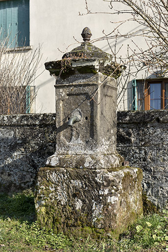 Fontaine à l'angle de la rue de Magny et du chemin de la Chapelle.  © Sonia Dourlot / Région Bourgogne-Franche-Comté, Inventaire du patrimoine - 2019 Fontaine à l'angle de la rue de Magny et du chemin de la Chapelle.  © Sonia Dourlot / Région Bourgogne-Franche-Comté, Inventaire du patrimoine - 2019