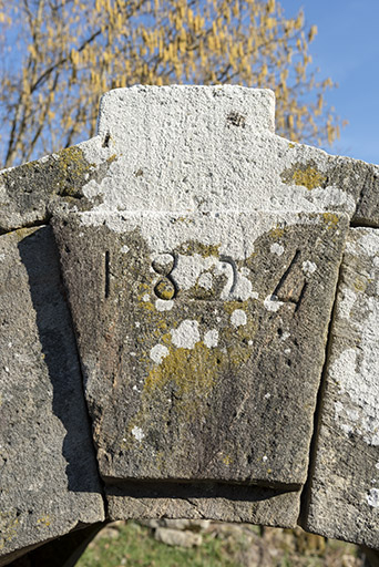 Date à la clé de de l'édicule sur la source jouxtant le lavoir. © Sonia Dourlot / Région Bourgogne-Franche-Comté, Inventaire du patrimoine - 2019 Date à la clé de de l'édicule sur la source jouxtant le lavoir. © Sonia Dourlot / Région Bourgogne-Franche-Comté, Inventaire du patrimoine - 2019