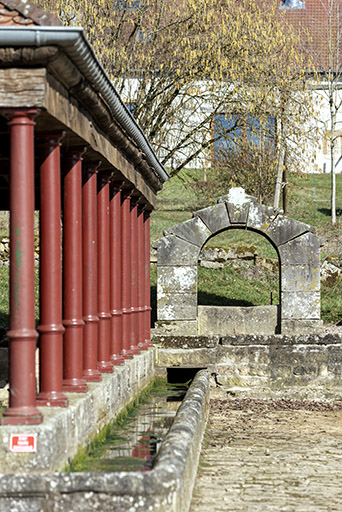 Vue de la colonnade du lavoir à l'entrée sud-est du village, depuis le sud. © Sonia Dourlot / Région Bourgogne-Franche-Comté, Inventaire du patrimoine - 2019 Vue de la colonnade du lavoir à l'entrée sud-est du village, depuis le sud. © Sonia Dourlot / Région Bourgogne-Franche-Comté, Inventaire du patrimoine - 2019