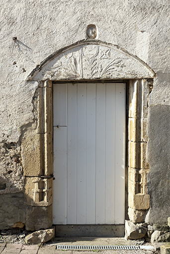 Ferme à l'ouest de l'ancienne cure (parcelles cadastrées D 562 et 446) : tympan en plein cintre décoré d’oiseaux et de feuillages en relief écrasé remployé comme linteau d'une porte aux piédroits moulurés.  © Sonia Dourlot / Région Bourgogne-Franche-Comté, Inventaire du patrimoine - 2019 Ferme à l'ouest de l'ancienne cure (parcelles cadastrées D 562 et 446) : tympan en plein cintre décoré d’oiseaux et de feuillages en relief écrasé remployé comme linteau d'une porte aux piédroits moulurés.  © Sonia Dourlot / Région Bourgogne-Franche-Comté, Inventaire du patrimoine - 2019