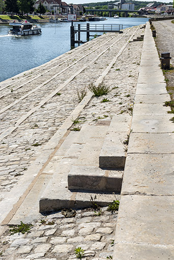 Marches pour remonter du quai vers la rue. © Jérôme Mongreville / Région Bourgogne-Franche-Comté, Inventaire du patrimoine - 2019 Marches pour remonter du quai vers la rue. © Jérôme Mongreville / Région Bourgogne-Franche-Comté, Inventaire du patrimoine - 2019